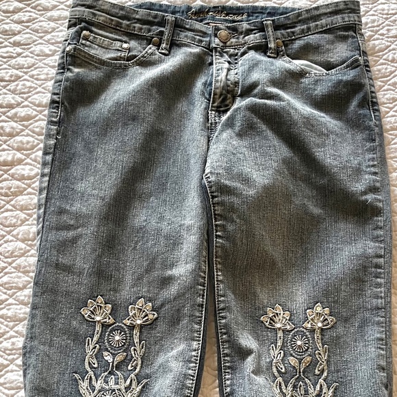 Jeans below the knee lenght with embelished applique. - Picture 2 of 7
